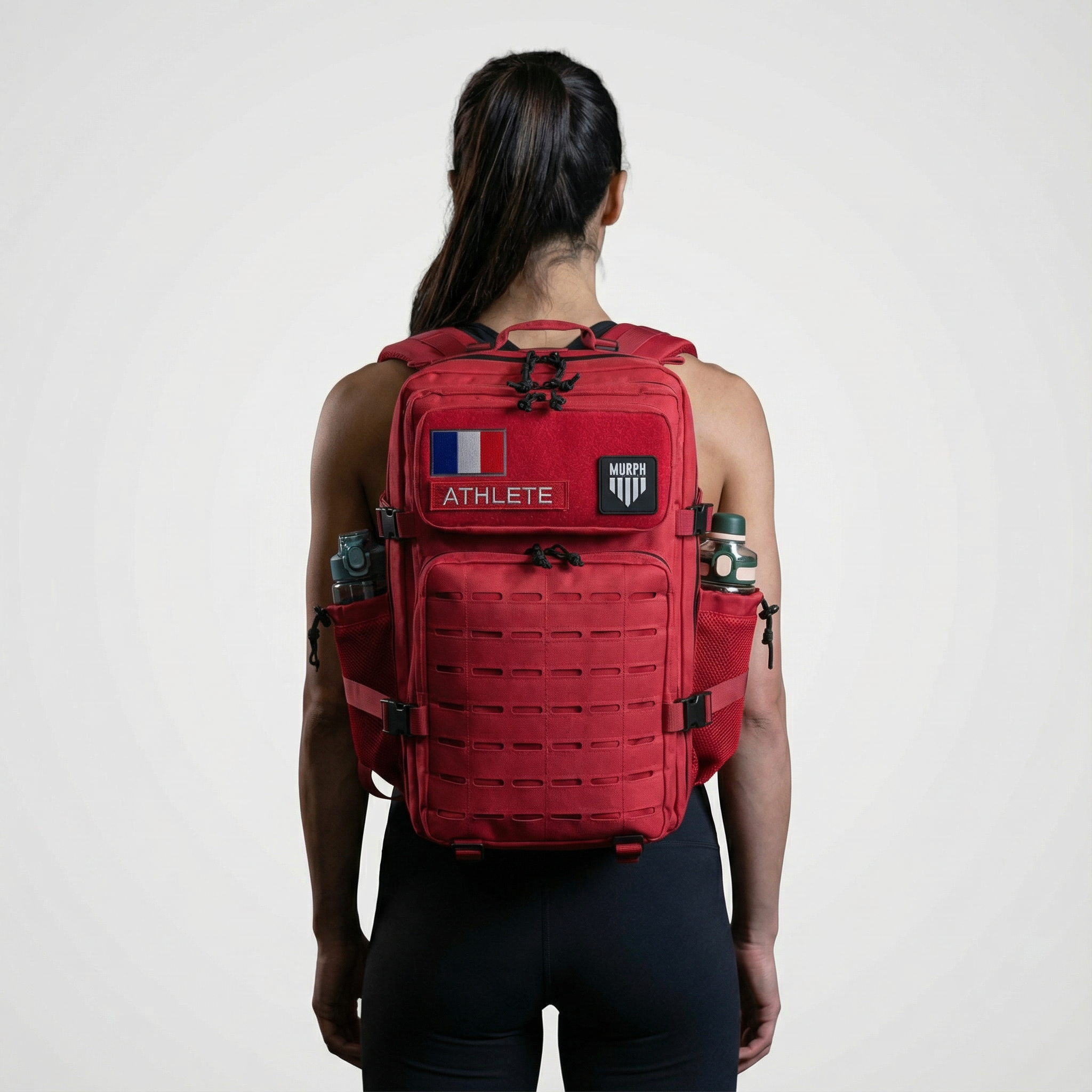 Sac à Dos CrossFit 45L Rouge Hero Murph - Vue Arrière Porté par Athlète Femme avec Patchs