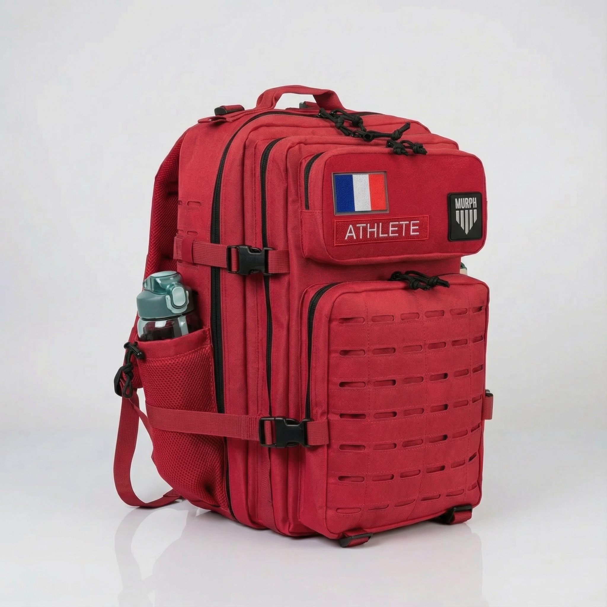 Sac à Dos CrossFit 45L Rouge Hero Murph - Vue Latérale avec Patchs et Gourde