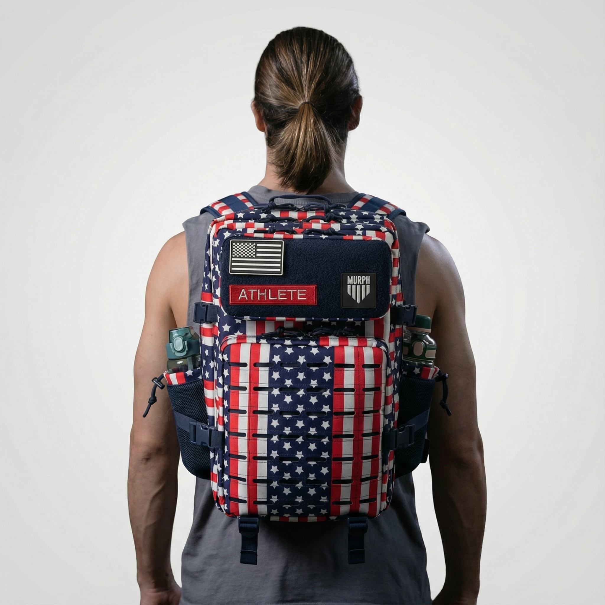 Sac à Dos CrossFit 45L USA Hero Murph - Vue Arrière Porté par Athlète Femme avec Patchs
