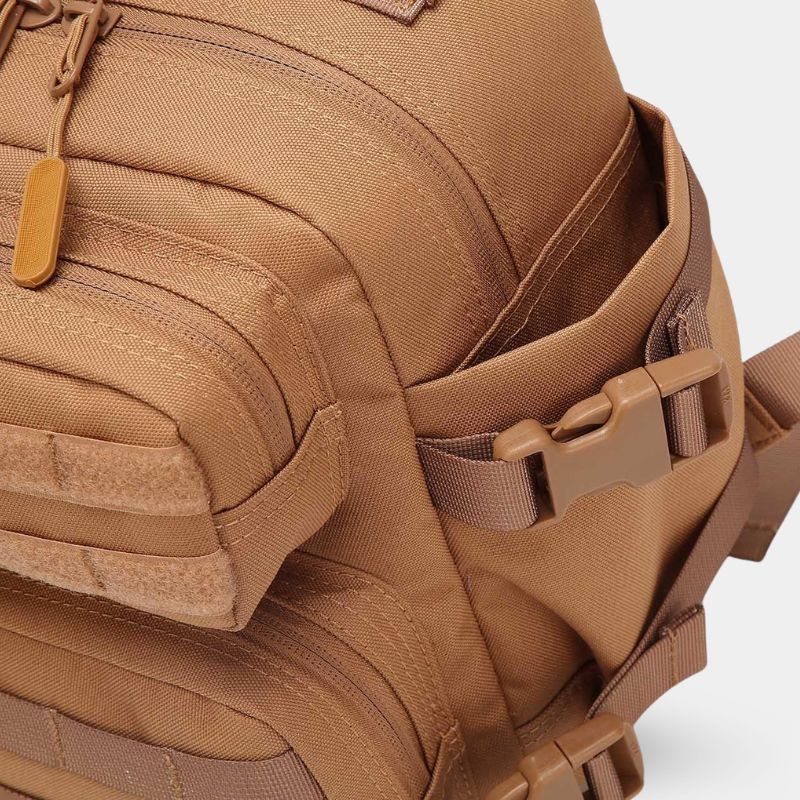 Sac à Dos Enfant 9L Marron Murph - Détail Sangles et Boucle de Compression