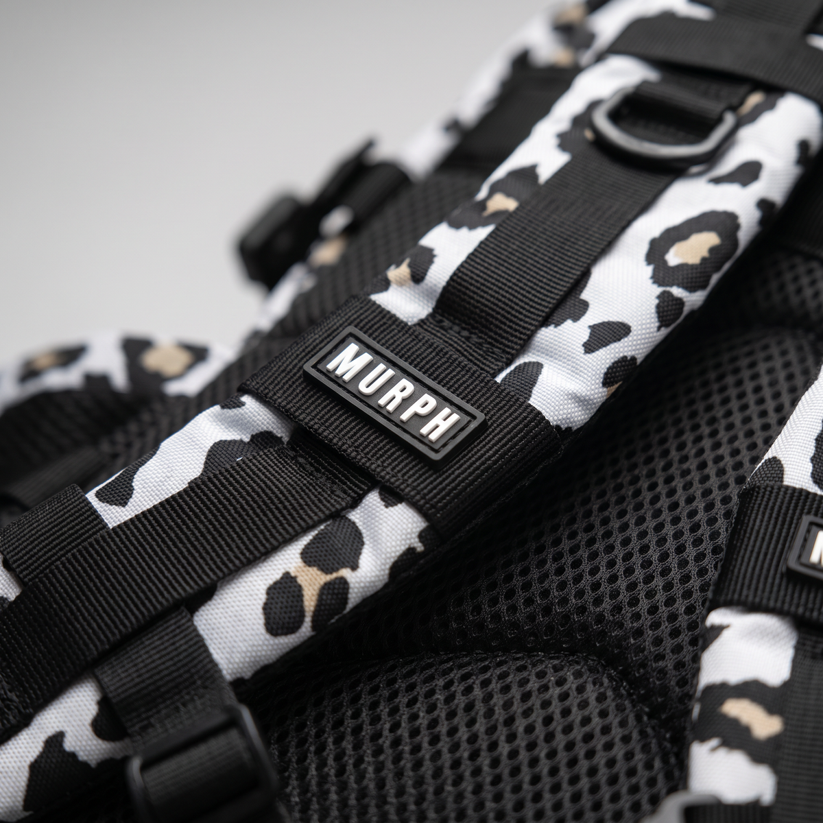 Gros plan de la bretelle et du logo brodé du sac Murph Hero 25L léopard