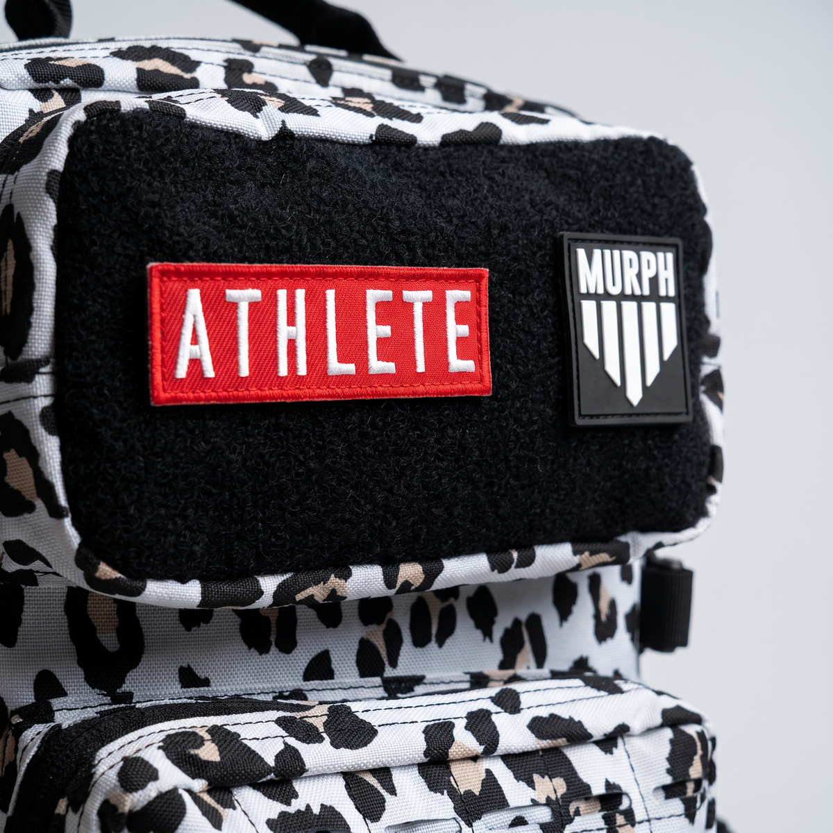 Patchs velcro vus de trois quarts sur le sac Murph Hero 25L léopard