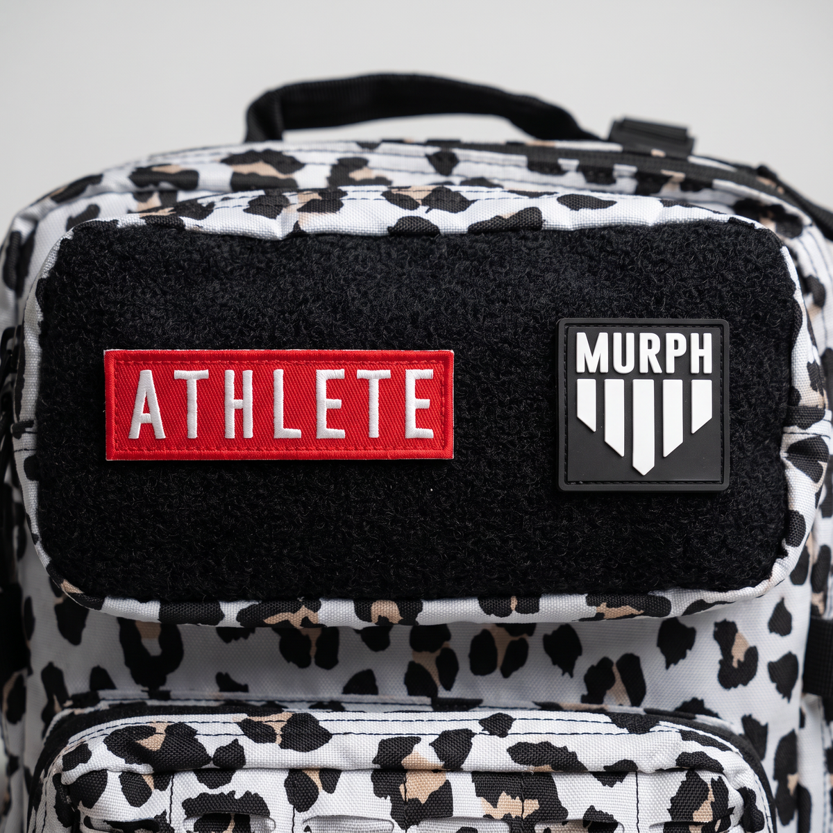 Gros plan du panneau velcro à patchs du sac Murph Hero 25L léopard