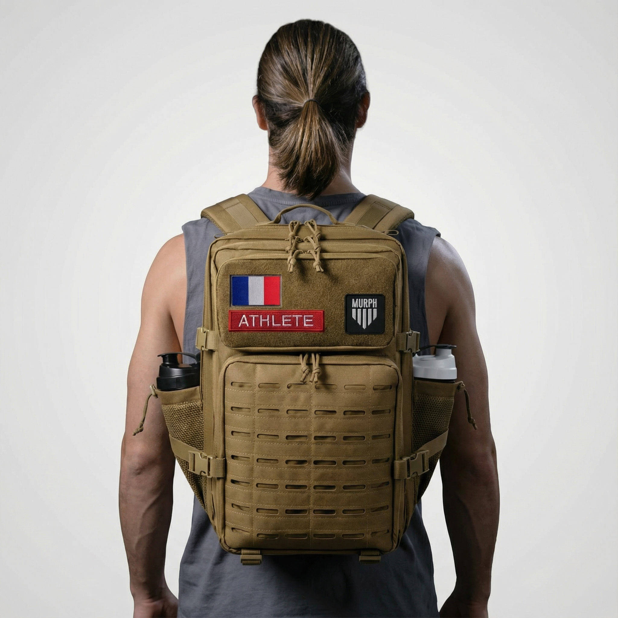 Sac à Dos CrossFit 45L Marron Hero Murph - Vue Arrière Porté par Athlète Femme avec Patchs