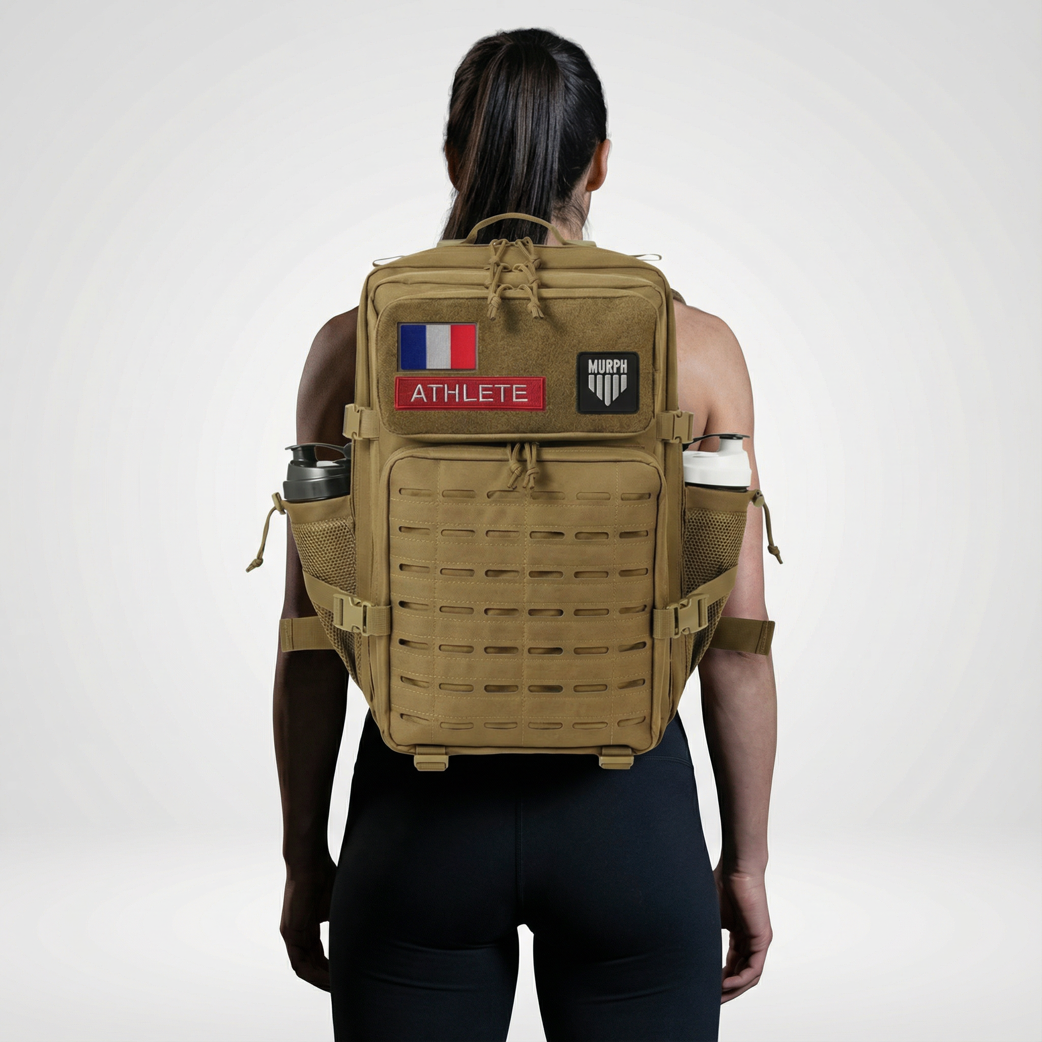 Sac à Dos CrossFit 45L Marron Hero Murph - Athlète Femme Vue Arrière avec Patchs