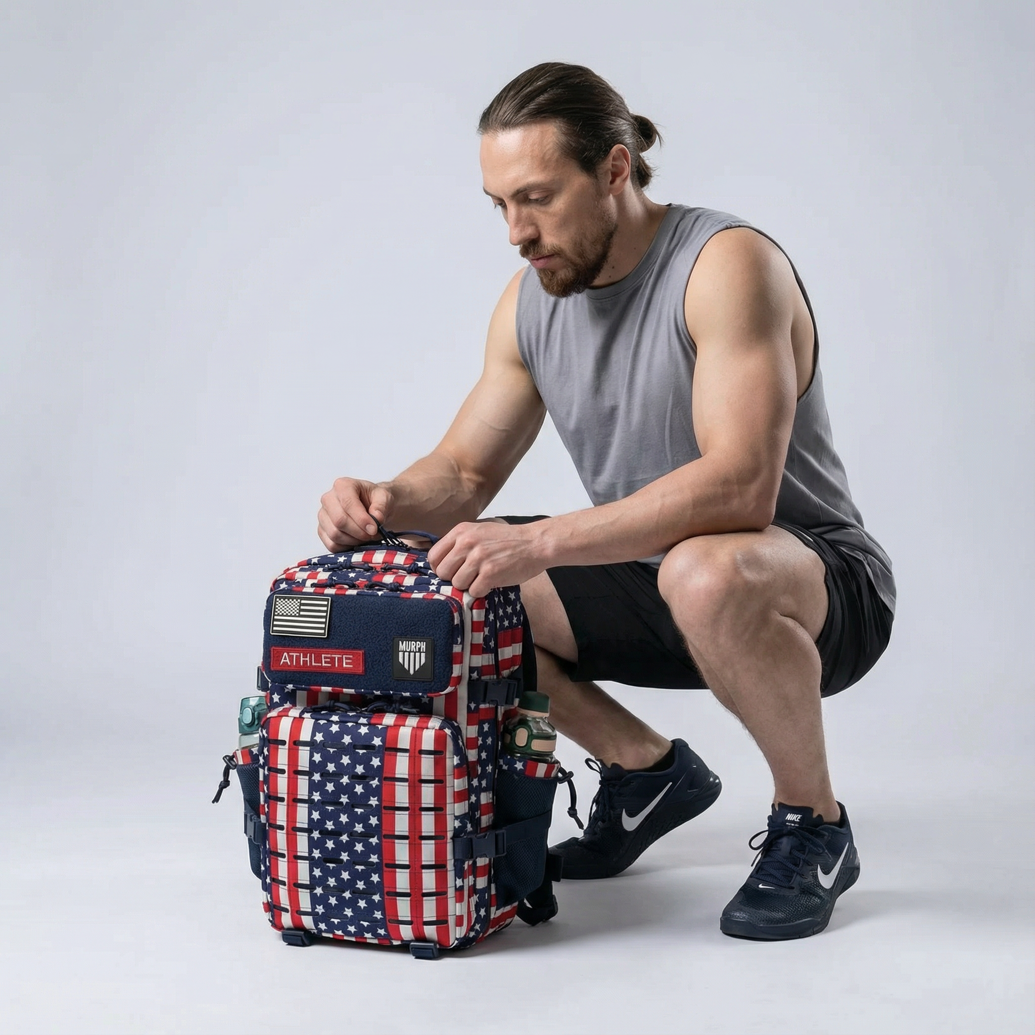 Sac à Dos CrossFit 45L USA Hero Murph - Athlète Homme Ouvrant le Sac avec Patchs